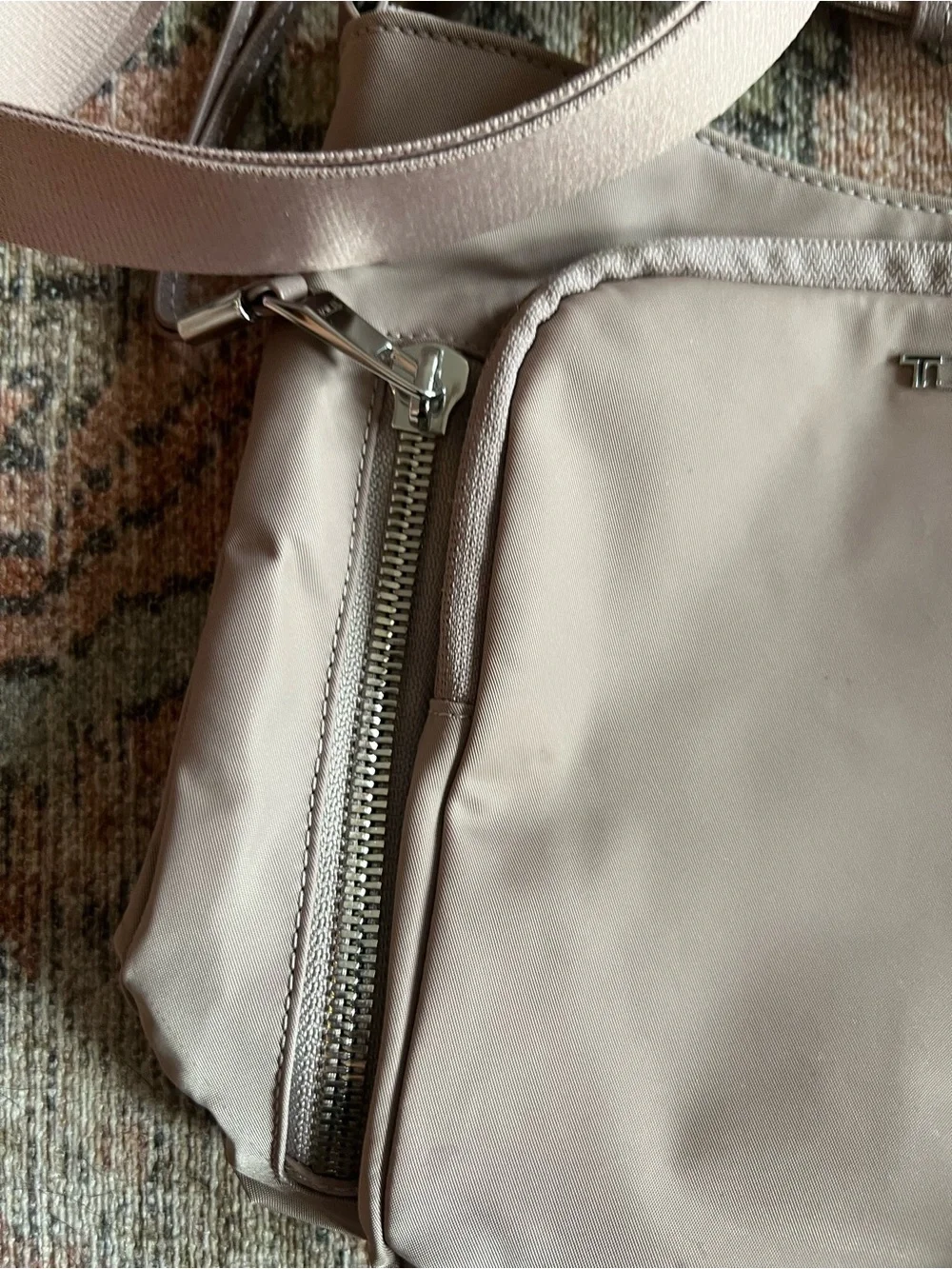 NWOT NEW TUMI Voyageur Tyler Nylon Crossbody Bag Mauve Dusty Pink, Color Mink